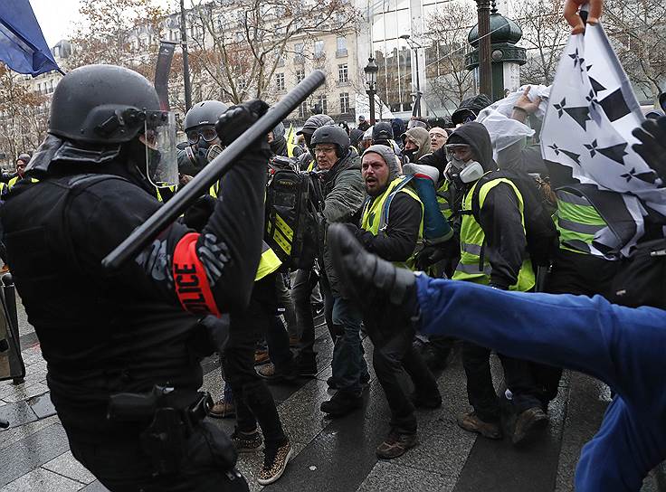 Массовые протесты проходят во Франции с ноября. Изначально акции «желтых жилетов» начались из-за повышения цен на бензин, но позднее к протестующим присоединились недовольные политикой правительства в целом