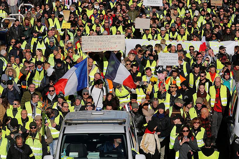 8 декабря «желтые жилеты» вышли на четвертую волну протестов. Улицы Парижа патрулировали более восьми тысяч полицейских, им на помощь была пригнана бронетехника. Число протестующих в Париже достигло десяти тысяч человек, по всей Франции бастовали 125 тысяч человек