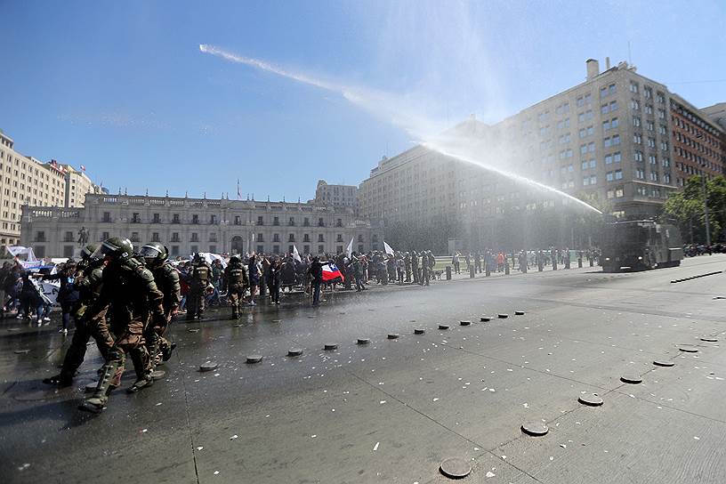 Сантьяго, Чили. Демонстрацию воспитателей детских садов разгоняют с помощью водометов