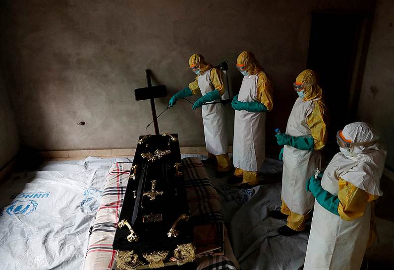Бени, Демократическая Республика Конго. Медицинские работники обрабатывают комнату мужчины, предположительно, скончавшегося от вируса Эбола
