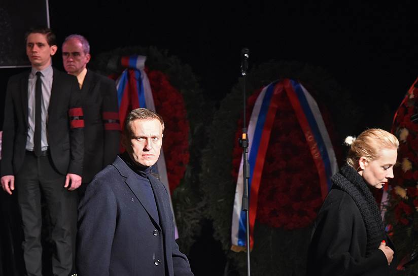 Глава Фонда борьбы с коррупцией Алексей Навальный (в центре) с супругой Юлией во время церемонии