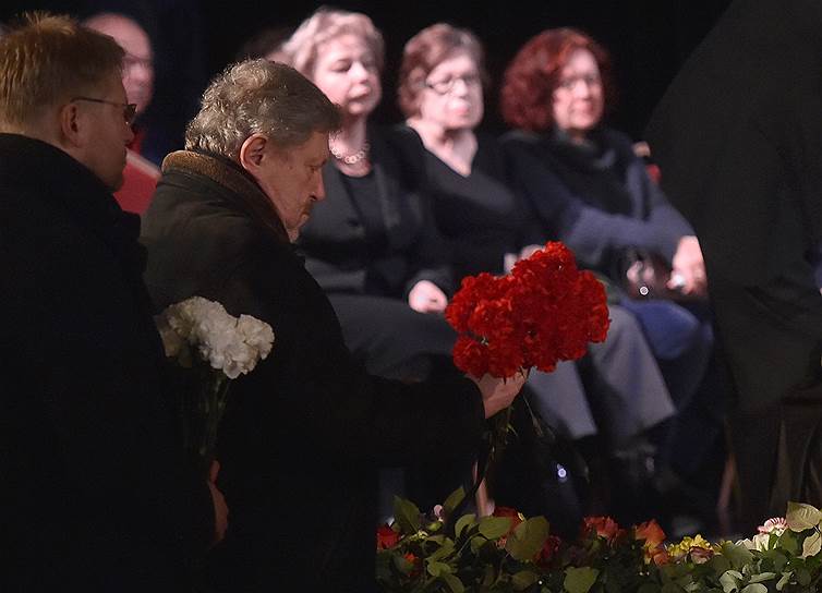 Председатель Федерального политического комитета партии «Яблоко» Григорий Явлинский (в центре) во время церемонии