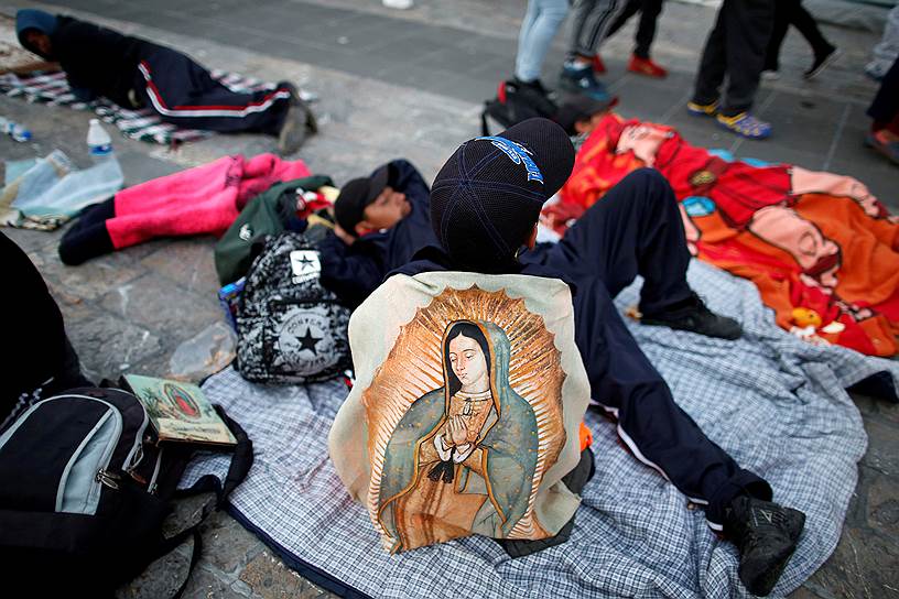 Мехико, Мексика. Ребенок с изображением Девы Марии Гваделупской во время ежегодного паломничества в честь покровительницы мексиканских католиков