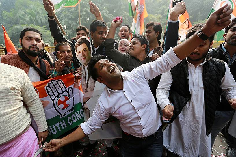 Нью-Дели, Индия. Сторонники оппозиции радуются результатам опроса в штабе партии