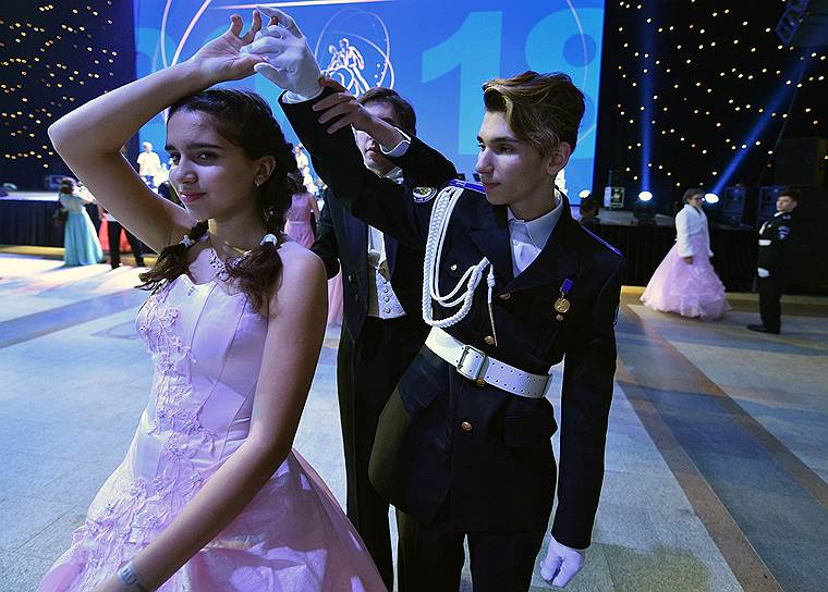 Кадеты танцуют во время Международного кремлевского кадетского бала