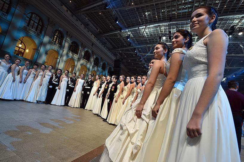 Международный кремлевский кадетский бал прошел в Москве в третий раз в Гостином дворе