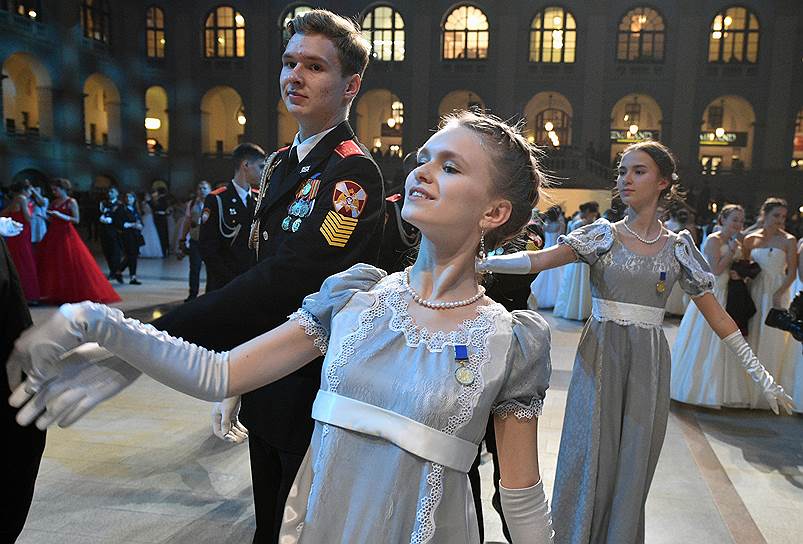 Участники бала танцевали полонез, вальс, мазурку, московскую кадриль, богемскую польку и другие танцы