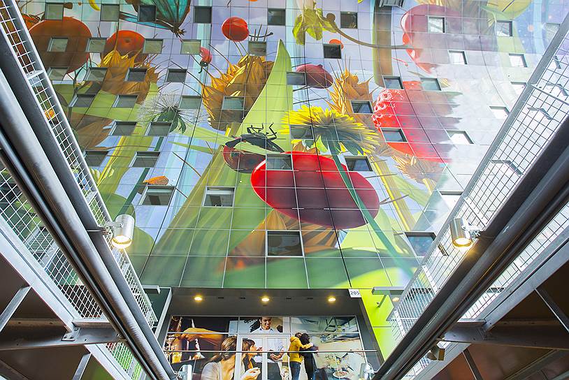 Строительство рынка Markthal в Роттердаме началось в 2009 году, в 2014 году рынок открыла королева-консорт Нидерландов Максима. Помимо торговых рядов территория включает квартиры, парковку, кафе и рестораны. Внутри здания есть фреска с использованием 3D-технологий «Рог изобилия» 