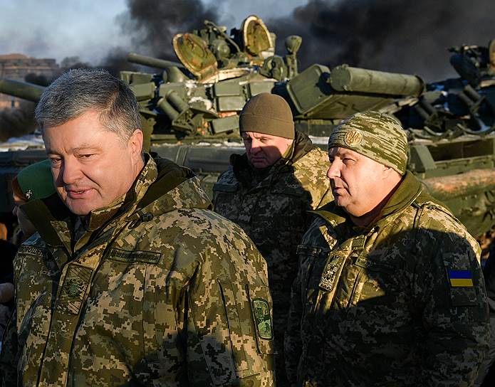 Президент Украины Петр Порошенко (слева) и министр обороны Украины Степан Полторак (справа)