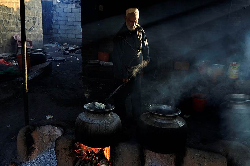 Исламабад, Пакистан. Мужчина готовит рис, который раздадут верующим 