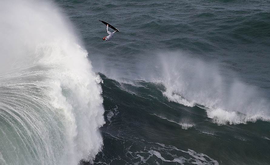 Назаре, Португалия. Немецкий серфингист Себастьян Стедтнер рассекает волны 