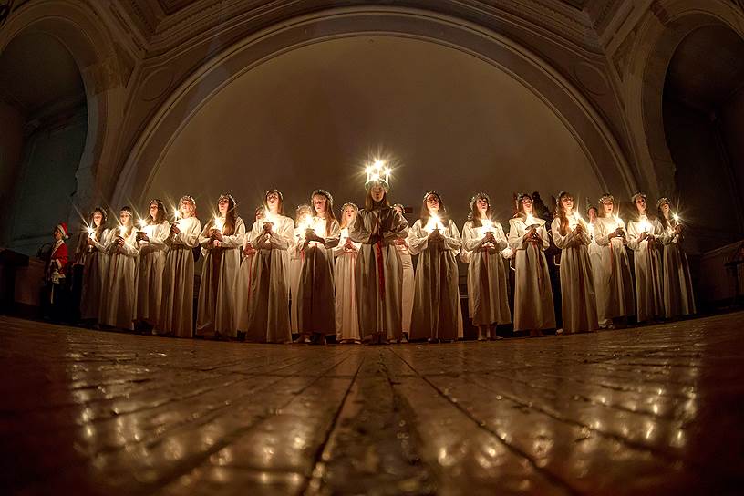 Санкт-Петербург, Россия. Служба в честь Дня святой Люсии в шведской церкви святой Екатерины