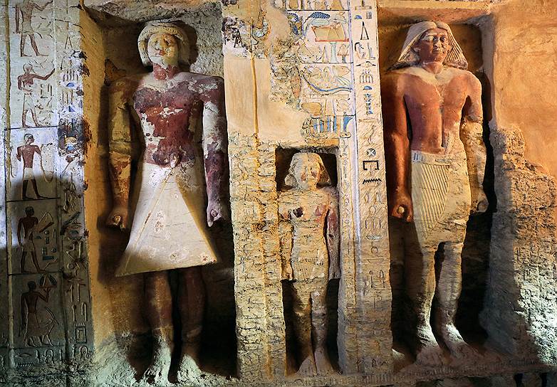 Мемориал украшен иероглифами, статуями и фресками, на которых изображены члены семьи жреца: его мать, жена, дети