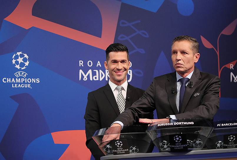 Амбассадор Лиги чемпионов УЕФА (слева) Луис Гарсиа и глава клубных турниров УЕФА Микаэль Хесельшвердт
