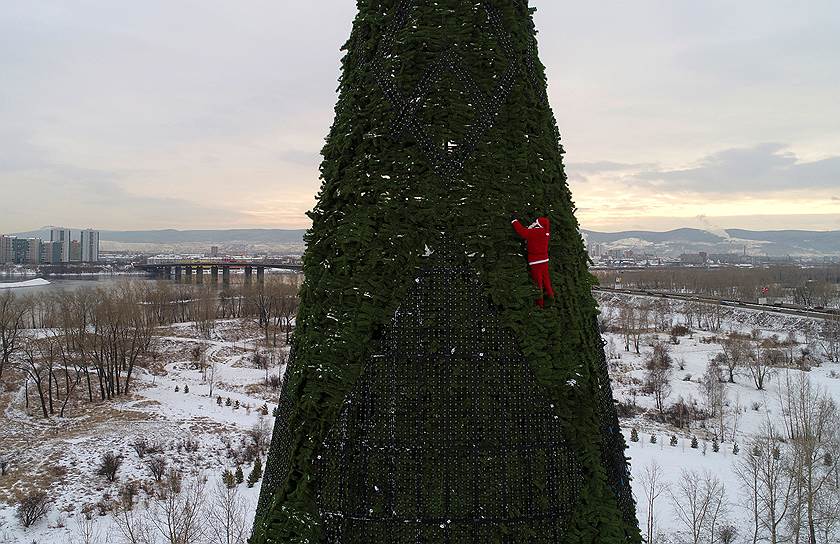 Остров Татышев, Красноярск. Украшенная к праздникам 57-метровая елка