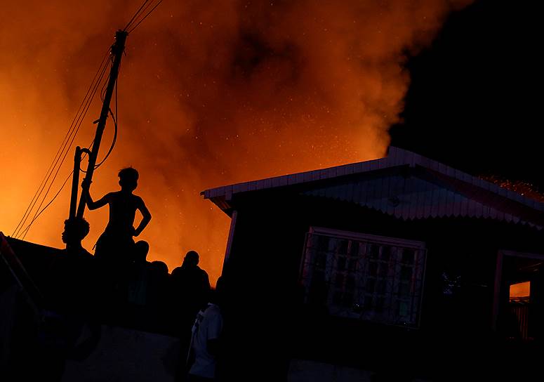Манаус, Бразилия. Местные жители наблюдают за пожаром в соседнем квартале
