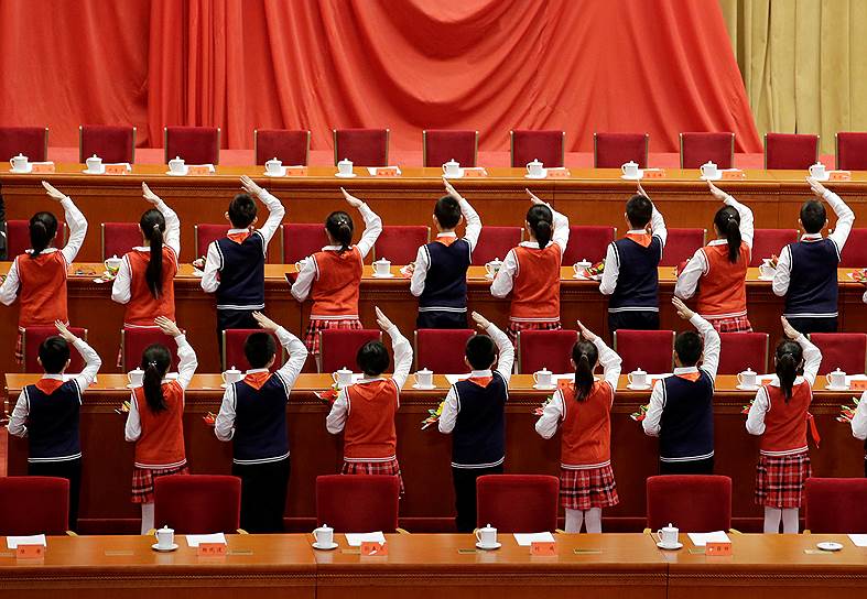 Пекин, Китай. Школьники готовятся к 40-й годовщине политики реформ и открытости в стране