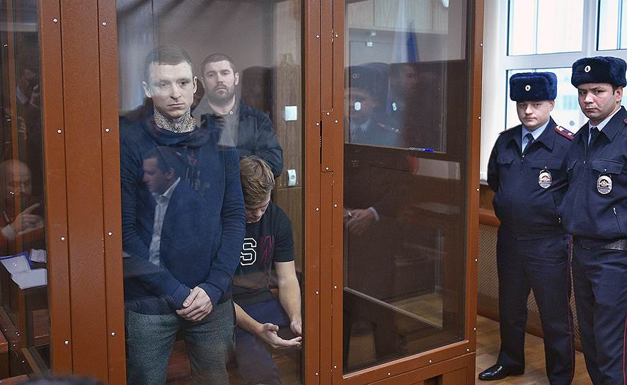 Футболисты Павел Мамаев (слева) и Александр Кокорин (сидит на скамейке) во время заседания суда