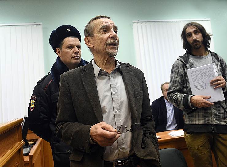 Председатель правозащитного движения «За права человека» Лев Пономарев (в центре)
