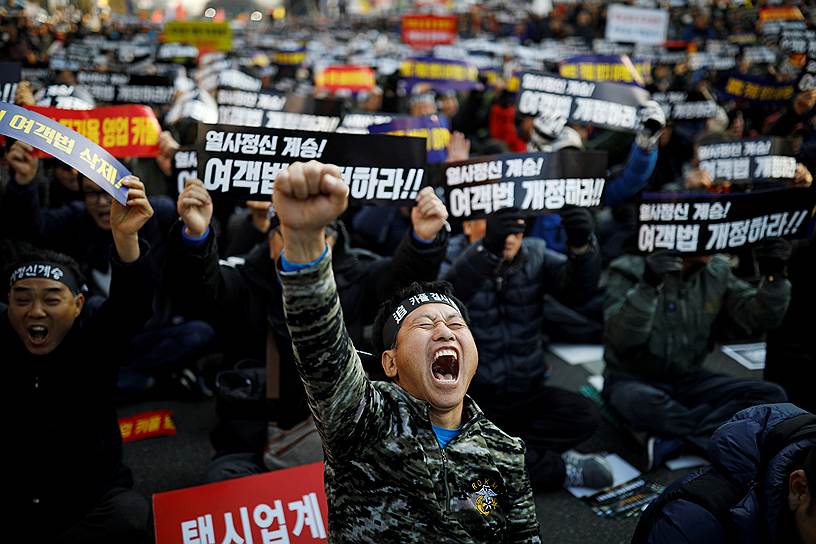 Сеул, Южная Корея. Акция протеста таксистов против запуска мобильного приложения для вызова такси

