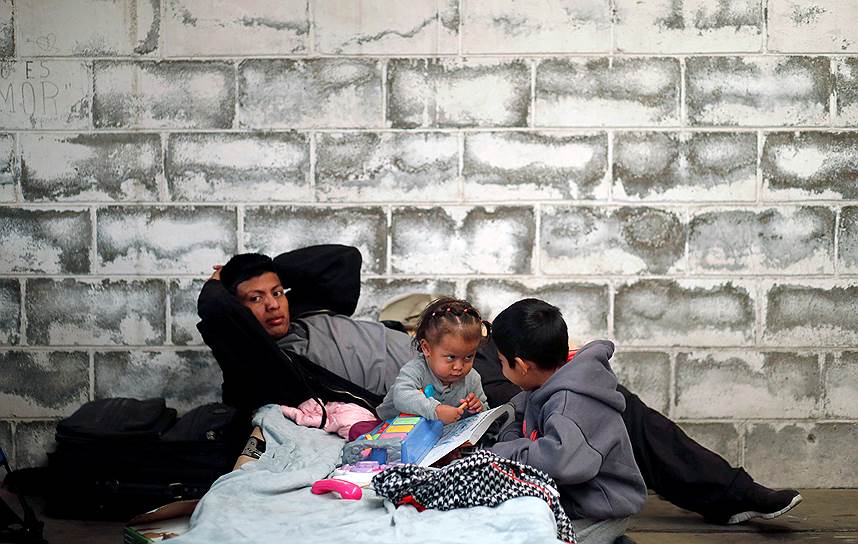 Тихуана, Мексика. Мигранты отдыхают во временном убежище на пути в США
