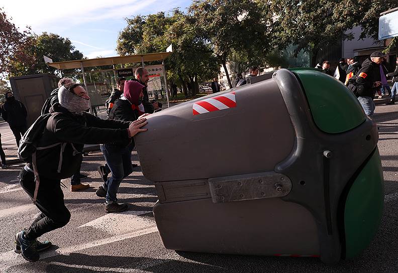 Протестующие переворачивают мусорные контейнеры