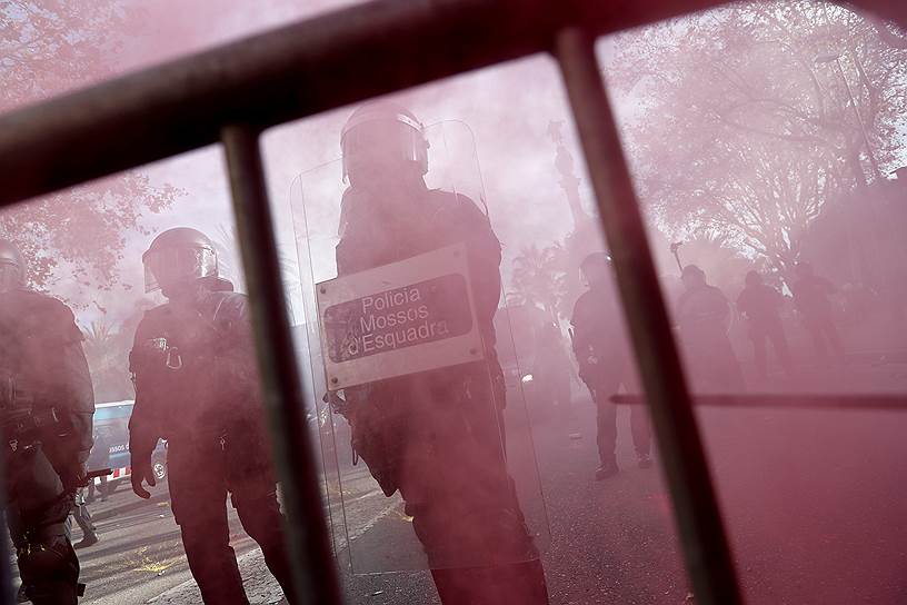 Барселона, Испания. Полиция на антиправительственных акциях протеста