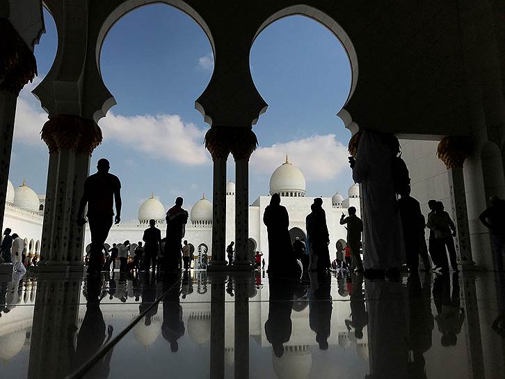 Абу-Даби, ОАЭ. Посетители мечети шейха Зайда после пятничной молитвы