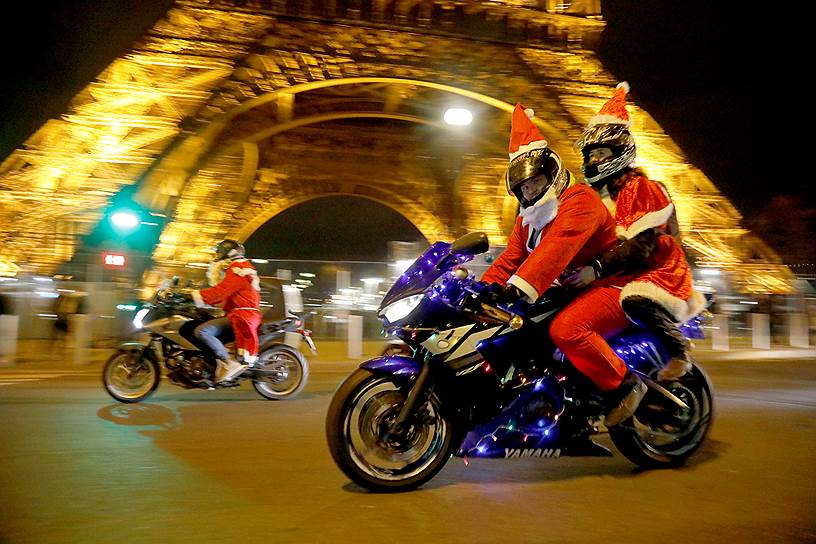 Париж, Франция. Участники ежегодного парада Санта-Клаусов