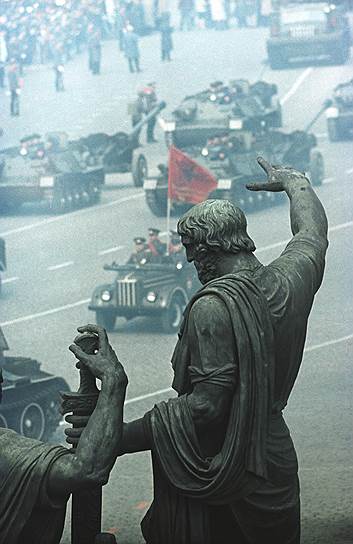 Красная площадь. Военный парад. «Кто с мечом к нам придет...». «Огонёк», 1966 год, N47