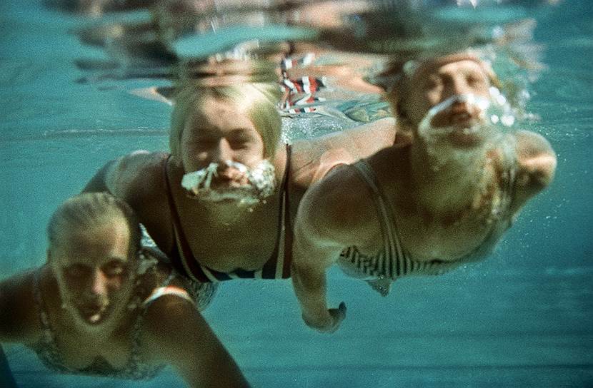 Под водой пловчихи Г.Прозуменщикова, И.Позднякова и С. Бабанина. «Огонёк», 1968 год, N41