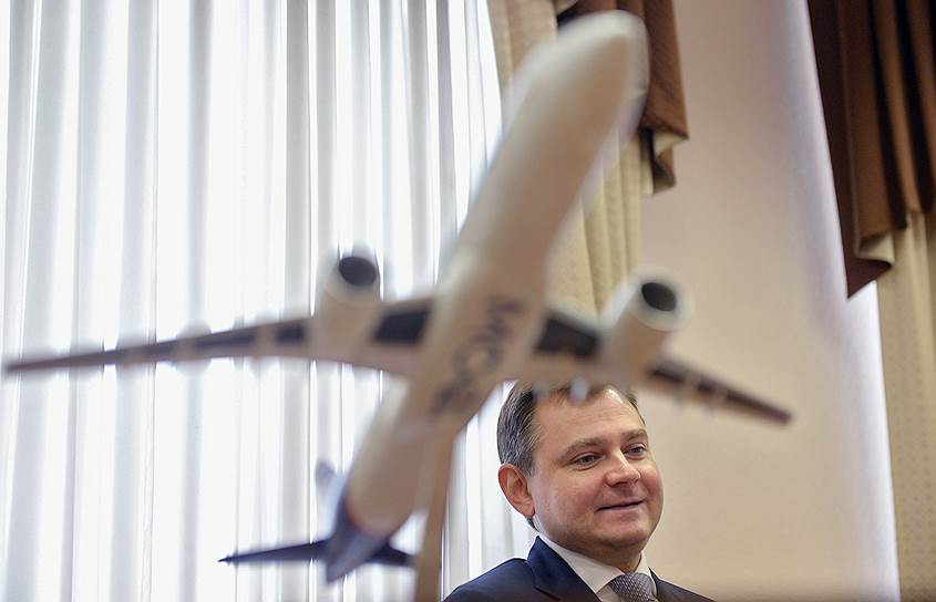 24 октября Объединенная авиастроительная корпорация (ОАК) вошла в «Ростех». Президент РФ Владимир Путин передал «Ростеху» от Росимущества 92,31% акций ОАК