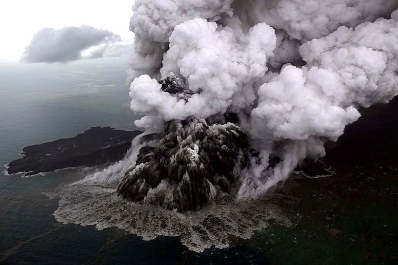 Вулкан Кракатау во время извержения
