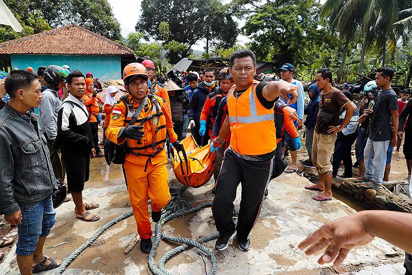 В пострадавших от цунами районах идет спасательная операция