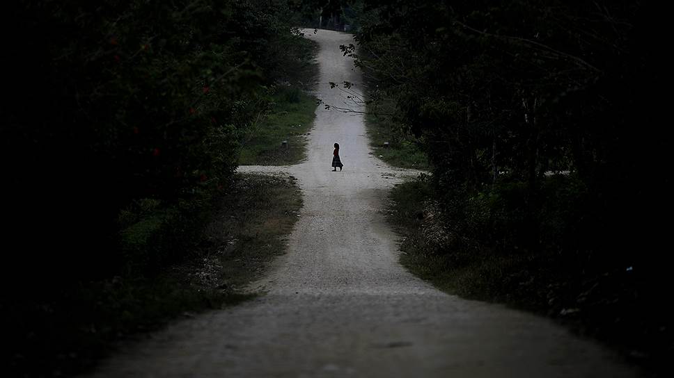 Раксруа, Гватемала. Девочка идет по пустой дороге в родной деревне 7-летней Джейклин Каал, которая скончалась во время содержания под стражей погранслужбой США