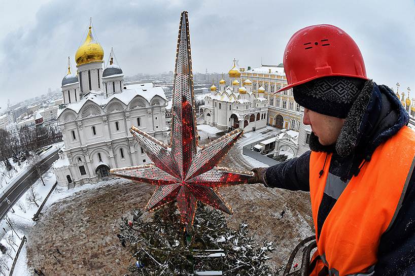 Соборной площади Кремля, Москва. Установка и украшение главной новогодней елки страны