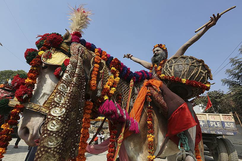 Аллахабад, Индия. Паломники направляются к святыням индуизма
