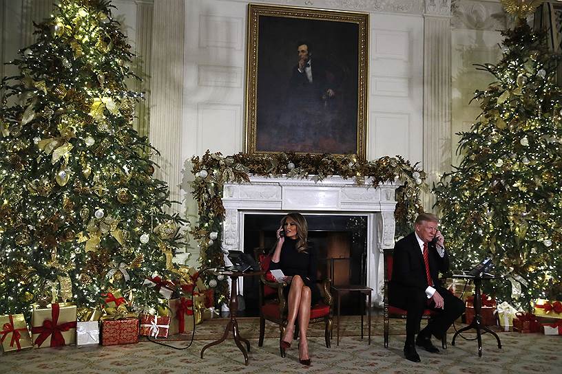 Вашингтон, США. Президент США Дональд Трамп с супругой Меланией разговаривают с американскими детьми, докладывая о передвижении Санта-Клауса