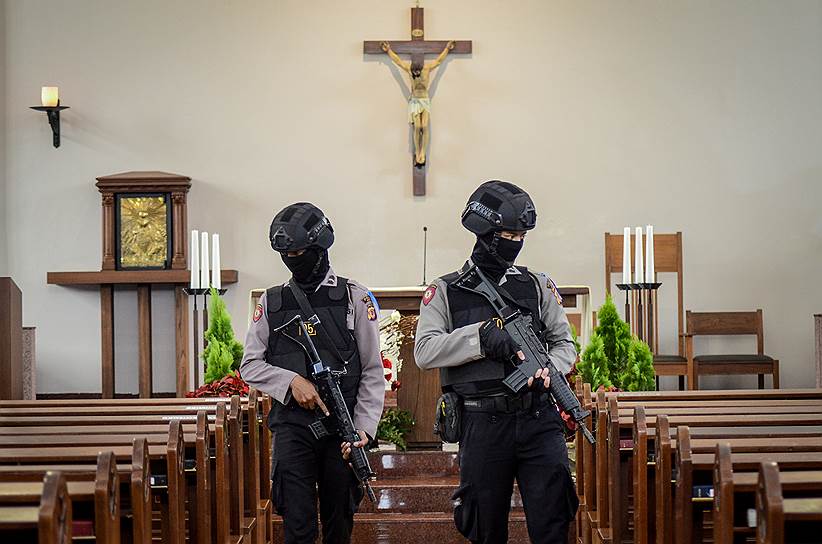 Чимахи, Индонезия. Полиция осматривает помещение церкви святого Игнатия накануне рождественских мероприятий