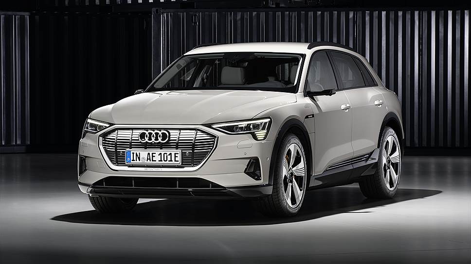 2018 год войдёт в историю Audi, как год дебюта первого в истории марки серийного электромобиля. Кроссовер e-tron должен помочь компании закрепиться в набирающем популярность сегменте машин с электромотором, где кроме Tesla уже представлены и другие производители &quot;традиционных&quot; автомобилей