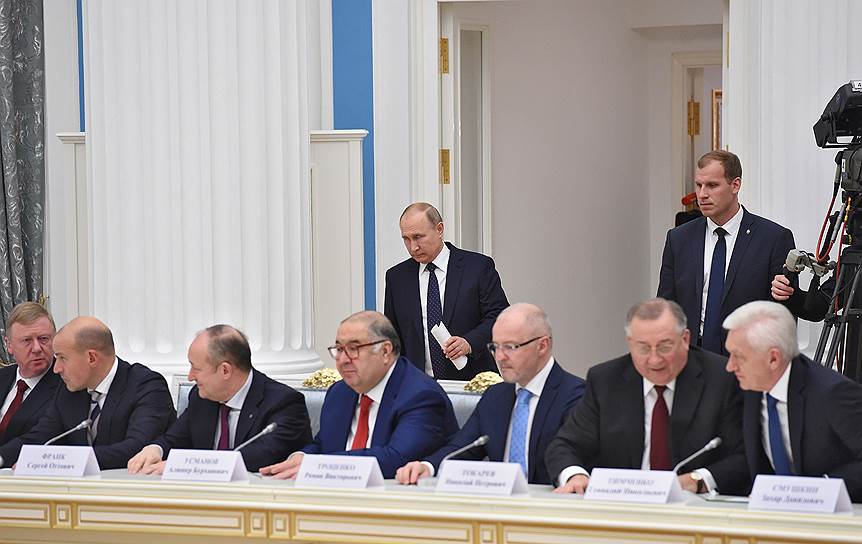 Президент России Владимир Путин (в центре) перед началом встречи с представителями деловых кругов