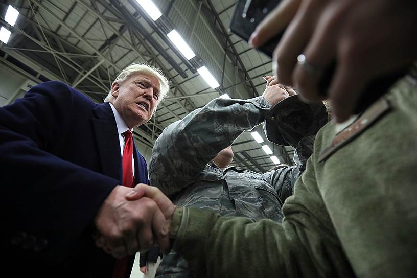 Президент США Дональд Трамп общается с военными