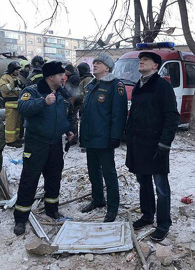 На месте происшествия прибыл губернатор Челябинской области Борис Дубровский (справа)