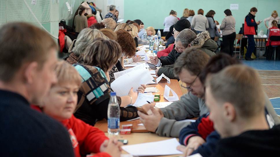 Волонтеры во время осуществления гуманитарной помощи пострадавшим при обрушении жилого дома.