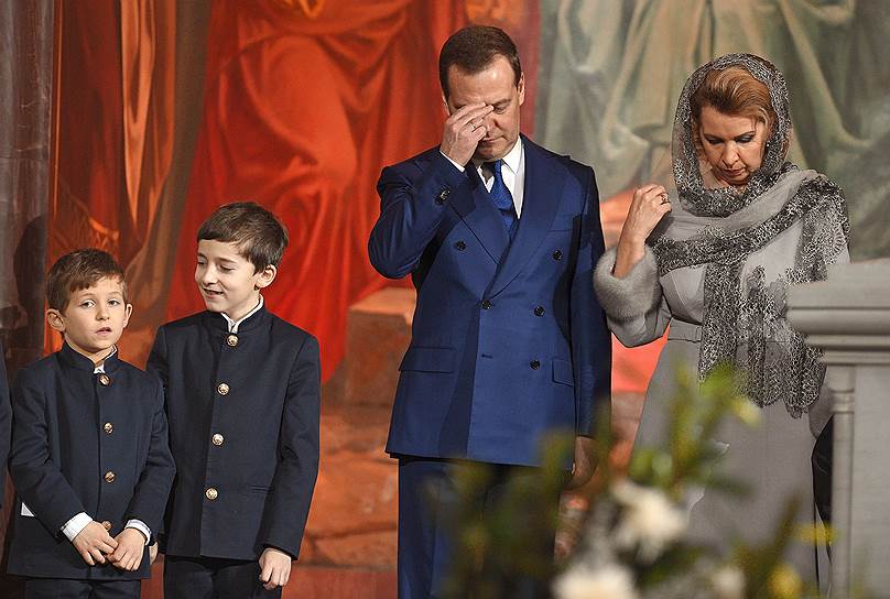 Премьер-министр России Дмитрий Медведев с супругой Светланой  и воспитанниками православной гимназии во время богослужения