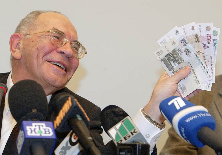 В 2004 году зампред ЦБ Арнольд Войлуков презентовал  модифицированные банкноты достоинством в 1000 и 500 рублей