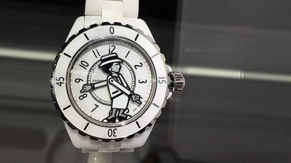 К 30-летию часовой программы французы выпустили часы Mademoiselle J12, на циферблате которых изображена Габриэль Шанель в своей знаменитой шляпке