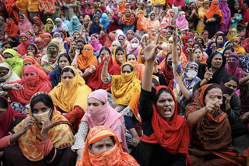 Дакка, Бангладеш. Работники ткацких фабрик на митинге за повышение заработной платы 