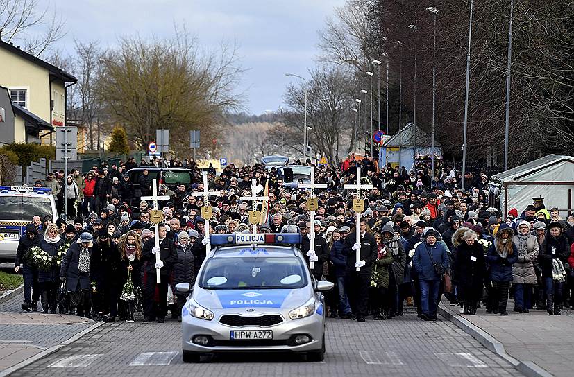 Кошалин, Польша. Местные жители идут на похороны пятерых подростков, скончавшихся в помещении для квестов во время пожара
