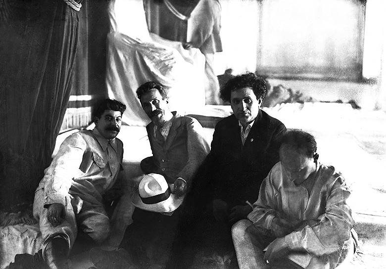 Сталин отмечал, что понимает, что колоссальные расходы на отдых Зиновьев делит с Бухариным (на фото слева направо — Сталин, Рыков, Зиновьев и Бухарин)